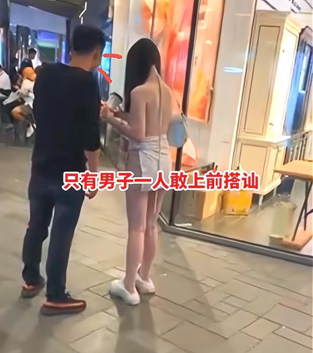 “幸亏不是我女友！”浙江一女子趁夜系布绳现身，只有一男子敢搭讪