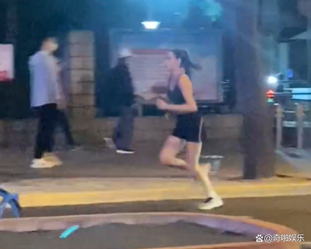 19岁谷爱凌跑步遭骚扰！壮实男子强行阻拦，手部直接怼到女方身上