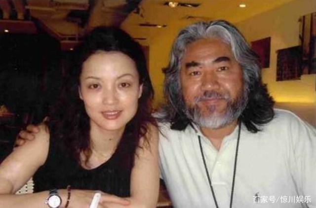 二婚娶小15岁娇妻，没想到便宜了“干儿子”，离婚之后又被分走3亿