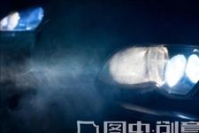 懂车品@晚上开车回家，对面来车闪了三下远光灯，这是什么意思？