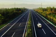 #娱乐一起逗翻天#走高速时，遇到前车急刹该变道还是跟着急刹？交警提醒要这