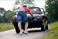 【飞车党是我】自动档汽车蓄电池没电，千万不要推车，教你一招，轻松打着火