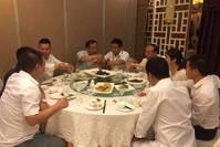 「敬师者也」同学聚会，年入百万的班长让大家摊钱，被女同学抱怨后直接退群