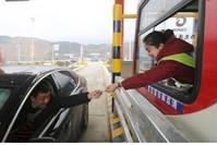 「寒来暑往」为什么那些漂亮的高速女收费员，月薪2千多也不辞职？原因太现