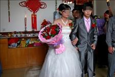 青春的青涩@婚礼上，老公不让岳母上台，新娘扯下头纱：看不起我家人就别娶