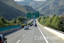 「汽车大咖」跑高速时，记住这4条开车经验，能让行车更安全