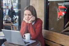 ZAKER网@每个坚强背后，都是指望不上别人的辛酸