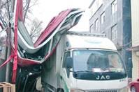 小艾v汽车：汽车不怕大风吹？风险来临不注意些，早晚让风刮跑了！