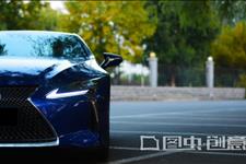 [汽车大咖]男人开车自驾游：后备箱不能少了这4种东西，高速实用又安全