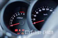 「汽车大咖」汽车上这个灯一旦亮起，就赶紧靠边停车吧，千万别拿生命开玩笑