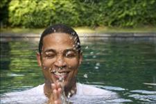 「吕本现说职场」人在没钱时，必须逼自己放弃这五样东西，要不你永无出头之