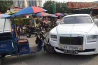 「生活新观察」又是平民撞豪车？土豪一句话被怼回，只能选择报警