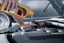 「吱吱说车」同一款车，国内外差别有多大？国内五千公里换机油，国外是两万