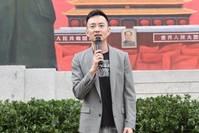 「娱乐吧扎嘿」央视一哥被说成“同性恋”，不堪重负退居幕后，今50岁成霸道