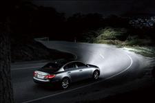 「汽车大咖」夜间开车，遇到对方闪了三下车灯，什么意思？这些灯语建议了解