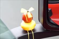 「IT之家要闻」交警：汽车引擎盖上装“小黄鸭”涉嫌违法