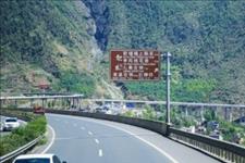 「外车咖」车速120跑高速，遇到限速60标志下意识急刹，交警：不罚你罚谁？