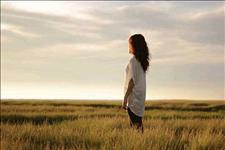 「网逛社会」我租辆豪车回家过年，哥嫂把我当祖宗供着，我让他们当了一年孝