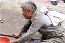 美文鉴赏：乞丐与路人的对话，停住了我的脚步