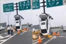 [南大港普法]杭州女司机开车“上天” 事故前画面曝光事后两女子站车后无助