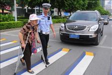 甲乙丙说车■礼让行人确定要被废除？交警一说，车主：再也不用忍气吞声了