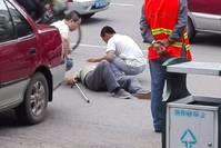 娱乐爱在线@老司机：3个碰瓷套路，不少车主已经被敲诈，望相互转告！