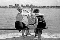 【犹豫的白衬衫】城市中的人们就像是这个城市的缩影，看着他们，可能熟悉，