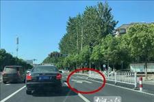 南湖晚报TB：小心被罚！市区出现首个右置左转、掉头车道，记住要这样走……