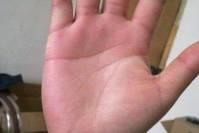 小喇叭测心理：心理测试：哪只手是女人的手？测你的人生之路在哪方面比较崎