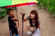 #育教补习班#残疾妈妈生下一双儿女，丈夫嫌不能赚钱，儿女待妈妈场面令人泪