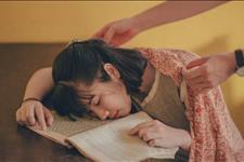 小柯看生活：男人“不安分”的小动作，却能让女人感到欢乐，给爱情升温