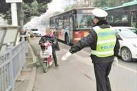 【娱乐一起逗翻天】交警提醒：电动车“四禁”新规实施，这种电动车将会作废