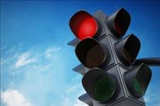 定兴播报：等红灯时应该按手刹还是踩刹车？看看老司机都怎么做