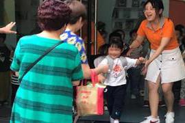 随着社会的发展 粗心奶奶接孩子放学，自顾自往前走，娃系个鞋带的功夫人就没影了