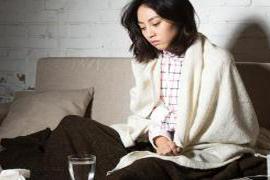 男子看着躺在病床上虚弱的妻子欣欣感到后悔不已 “怎么办啊，是我对不起你！”医院某病房
