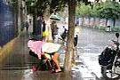 大雨突降，母子无处避雨，母亲的举动让人火了眼眶
