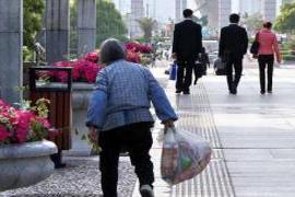 故事发生在多年前.|老人进城遭儿媳嫌弃，离家拾荒被男孩救助，后来才知她是自己奶奶