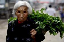 张耀军的养父临终前 被送人的老人回老家认亲，母亲拒不相认，去世后却给他三间拆迁房