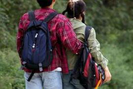 上了大学以后 湖南一女大学生遭抛弃精神失常，与50岁流浪汉生下一子，母亲崩溃
