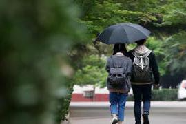 小学时 湖南：一女大学生被对象抛弃，与50岁流浪汉生子，母亲几近崩溃