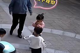 对于父母而言 差点就后悔一辈子，小孩子玩耍被陌生女子盯上，幸亏宝妈及时发现