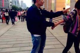 男女之间在闹矛盾的时候 搞笑图片笑话：女朋友要走，我用双手无法挽留，只得用脚！