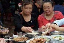 现在带孩子的主力军往往都是爷爷奶奶或者是外公外婆 奶奶带孙子去吃酒席，遭全村人拉入黑
