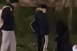 山东潍坊某校园内发生了一件令人匪夷所思的事情 大学女生当众下跪道歉求原谅，男生则无动