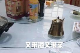 如人饮水 过分！客人吃饭自带酒水和火锅，网友：啥都带了，就是忘带脸了