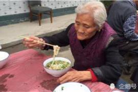 一位老奶奶领着孙子去吃面 世界上根本没有什么救世主，能救你的就只有你自己！