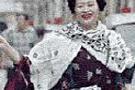 老外模仿中国大妈拍照，画面过于真实！网友：想转给我妈看，怕她打！