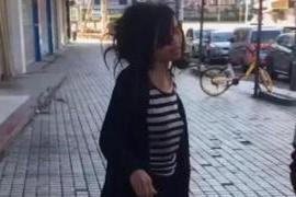 据报道 东莞街头出现黑丝流浪女，每天被一群男人围观，吃捡来的剩饭