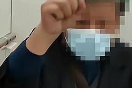 尊老爱幼是我们中华民族的传统美德 上海一老人在地铁上逼女孩让座，语言粗鲁，还直接坐在