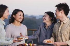 毕业多年 为避免攀比现象，同学聚会要求“统一服装”，但差距依然显而易见
